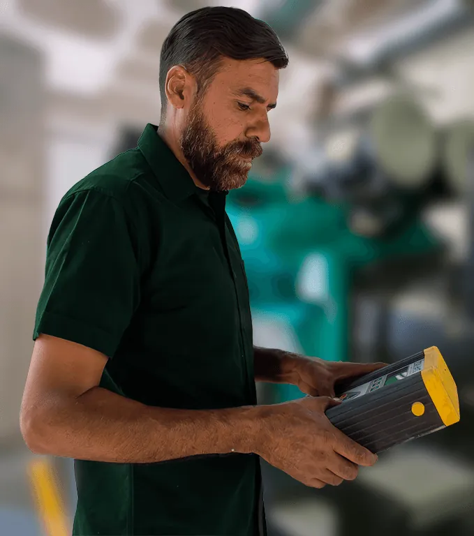 Técnico con equipo de diagnóstico