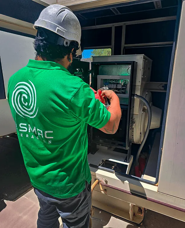 Técnico de COSMAC dando mantenimiento a un generador